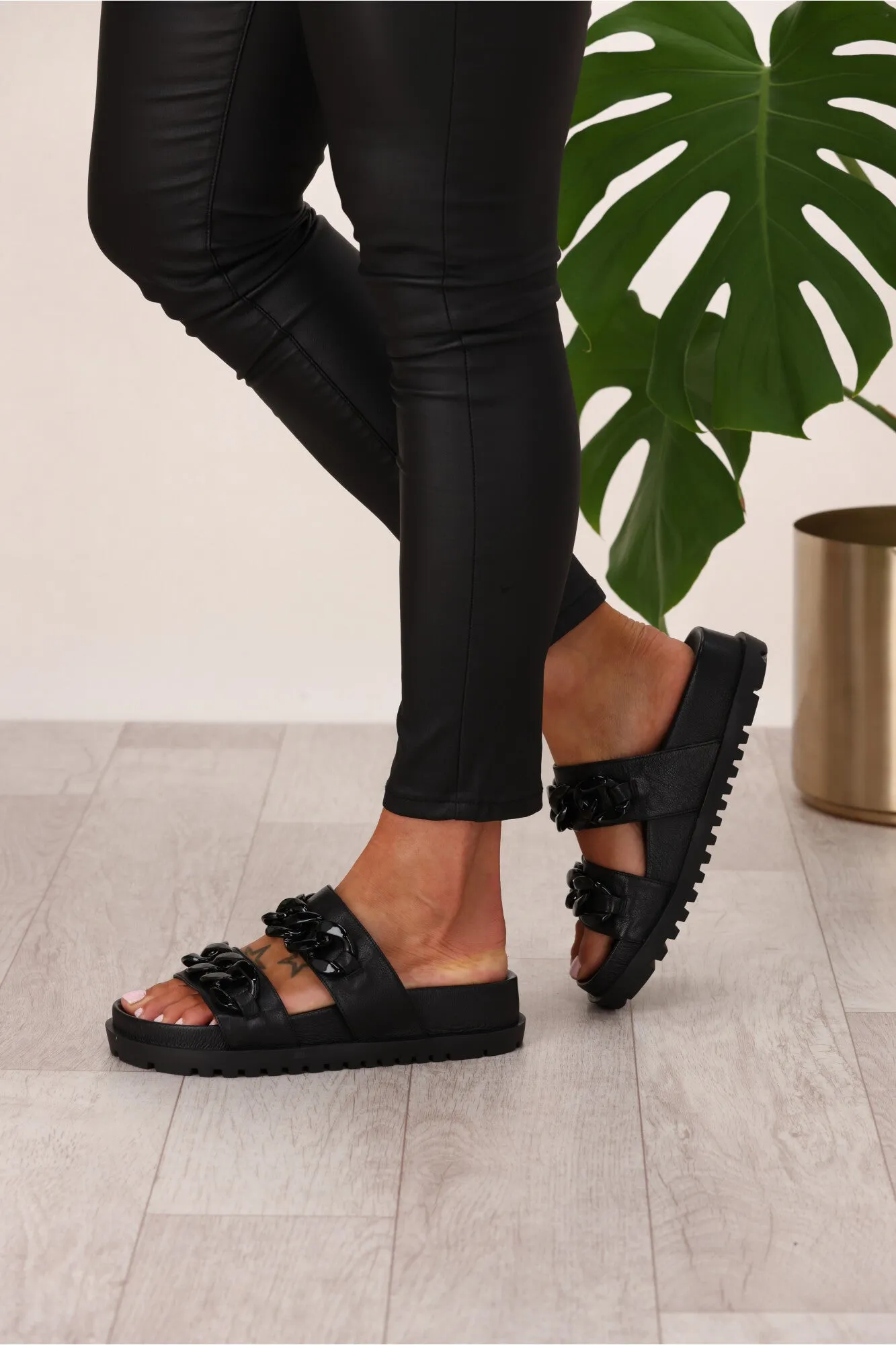 Django & Juliette Ubey Sandal Black
