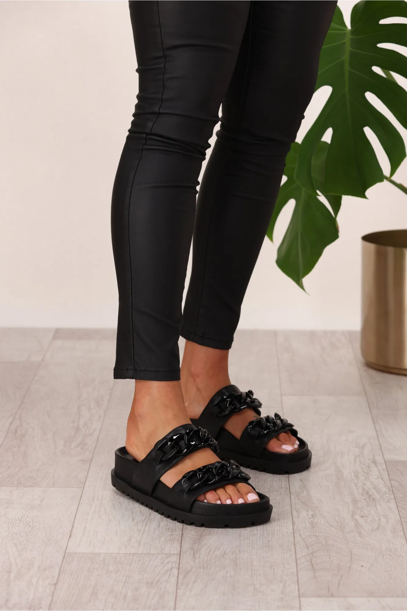 Django & Juliette Ubey Sandal Black